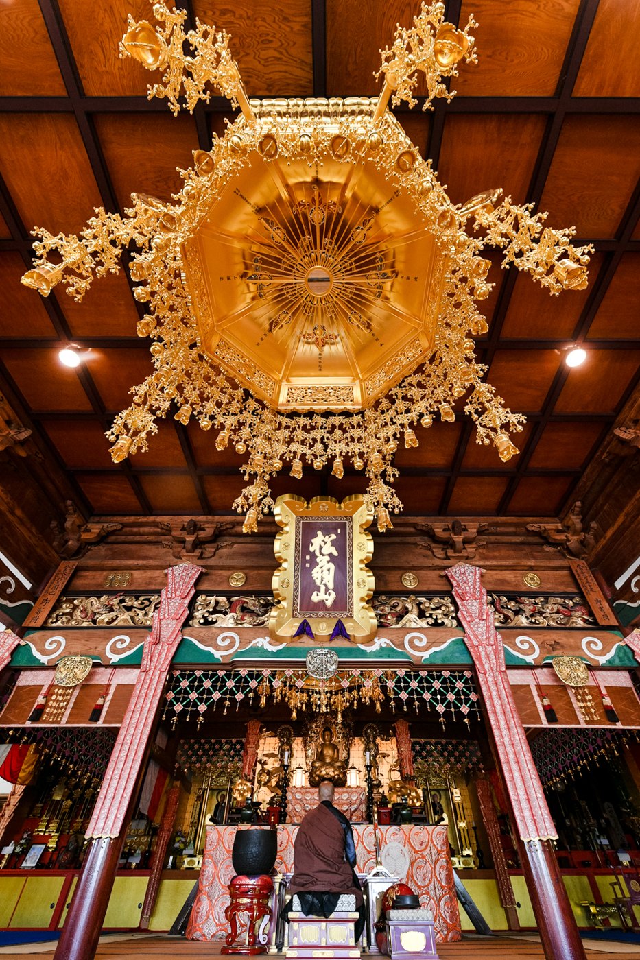 芳泉寺本堂の天蓋と内陣